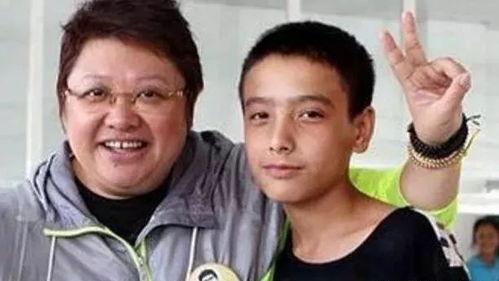 韩红收养孩子的照片,温馨瞬间见证收养孩子的感人故事